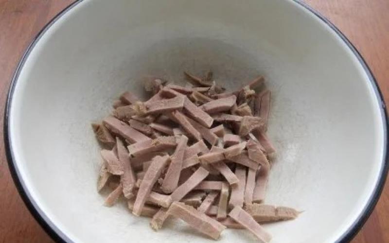 Вкусный салат из свиного языка с маринованными шампиньонами — рецепт Салат с языком шампиньонами и маринованными огурцами