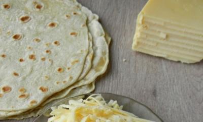 Кесадилья — лепёшка с сыром и зеленью