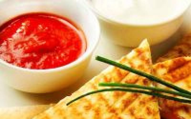 Кесадилья — лепёшка с сыром и зеленью